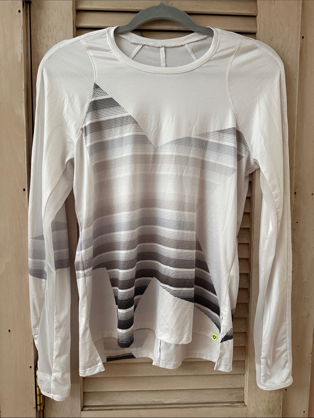 Lucky in Love White Long-Sleeve Active Tee with Gray Star Gradient 50+ SUV Small